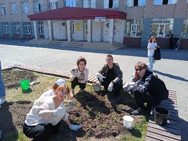 Студенты Института приняли участие в экологической акции "Цветочная клумба"
