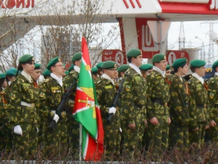 студент СНТ с автоматом.JPG