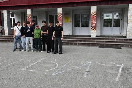 Утро понедельника началось с гимна и просветительской встречи в поддержку здорового образа жизни