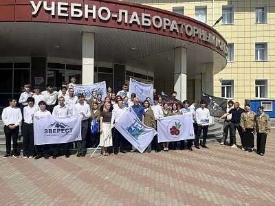 Торжественная линейка, посвящённая открытию третьего трудового семестра, в Сургуте