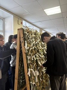 Студенты группы 2РЭ32 продолжают плести 45-ю маскировочную сеть для СВО