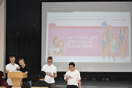Торжественная линейка, посвящённая церемонии подъёма государственного флага и исполнению гимна Российской Федерации